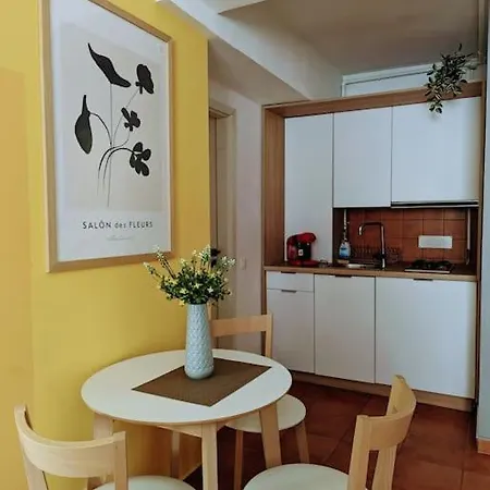 Peaceful Victory Square דירה