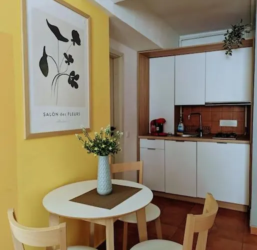 Peaceful Victory Square Apartment